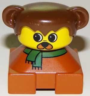 Duplo 2 x 2 x 2 Figurenstein, Hund, dunkelorangefarbener Sockel mit grünem Schal, braunes Haar mit Ohren, gelbes Hundegesicht (75412)