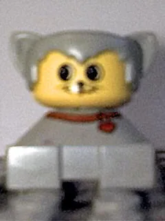 Duplo 2 x 2 x 2 Figurenstein, Katze, hellgrauer Sockel mit rotem Halsband, hellgraues Fell mit Ohren, gelbes Gesicht mit runden Augen und 2 Schnurrhaaren