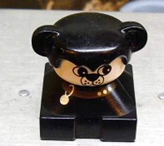 Duplo 2x2x2 Figurenstein, Hund, schwarzer Sockel mit Halsband, schwarzes Fell mit Ohren, weißes Hundegesicht