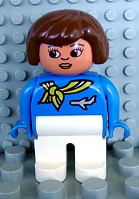 Duplo-Figur, Stewardess – weiblich, weiße Beine, blaues Oberteil mit gestreiftem Schal und Flugzeug-Anstecknadel, braunes Haar, nougatfarbener Kopf mit Lippen und Stupsnase