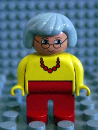 Duplo-Figur, weiblich, rote Beine, gelbes Oberteil mit roter Halskette, hellgraues Haar, Brille, weiße Augen