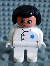 Duplo-figuur, dokter/verpleegkundige - vrouwelijk, volwassen vrouw, witte benen, witte top met knopen en EMT-ster van het leven-patroon, zwart haar, nougatkleurig hoofd (75493)