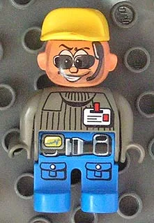 Duplo-figuur, mannelijke actie-wheeler, blauwe benen, donkergrijze top met ID-badge met riem, gele pet, zonnebril (4141907)