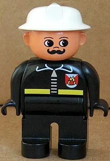 Duplo-Figur, männlicher Feuerwehrmann, schwarze Beine, schwarzes Oberteil mit Feuerwehrlogo und Reißverschluss, weißer Feuerwehrhelm, Schnurrbart