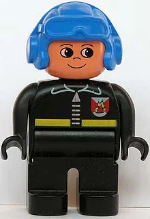 Duplo-figuur, mannelijke brandweerman, zwarte benen, zwart shirt met brandweerlogo en rits, blauwe pilotenhelm