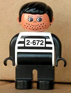 Duplo-Figur, männlich, schwarze Beine, weißes Oberteil mit der Nummer 2-672 auf der Brust, schwarze Haare, schwarze Hände, Stoppelbart (Jailbreak Joe)