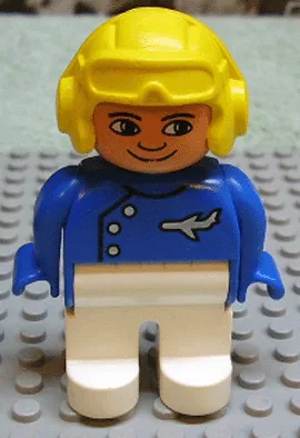 Duplo-Figur, männlich, weiße Beine, blaues Oberteil mit Flugzeuglogo, gelber Fliegerhelm (Pilot)