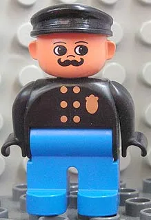 Duplo-Figur, männlicher Polizist, blaue Beine, schwarzes Oberteil mit goldener Marke, schwarzer Hut, Stupsnase und runde Augen