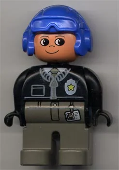 Duplo-Figur, männlicher Polizist, dunkelgraue Beine, schwarzes Oberteil mit Reißverschluss, Krawatte und Dienstmarke, blauer Fliegerhelm