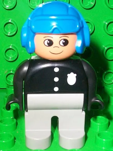 Duplo-Figur, männlicher Polizist, hellgraue Beine, schwarzes Oberteil mit 3 Knöpfen und Abzeichen, blauer Fliegerhelm