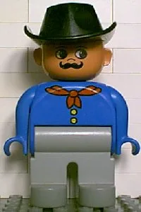 Duplo-Figur, männlich, hellgraue Beine, blaues Oberteil mit rotem Bandana, schwarzer Cowboyhut
