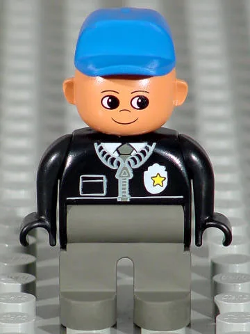 Duplo-Figur, männlicher Polizist, dunkelgraue Beine, schwarzes Oberteil mit Reißverschluss, Krawatte und Dienstmarke, blaue Mütze