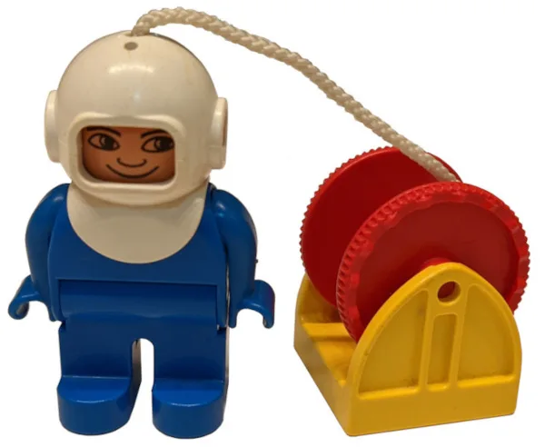 Duplo-figuur, duiker, mannelijk, blauwe benen, blauw bovenstuk, witte helm, touwtje en rode spoel, gele houder voor de spoel