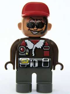 Figurine Duplo, Wheeler masculin, jambes gris foncé, haut marron avec veste d'aviateur, ceinture noire, casquette rouge, lunettes de soleil, casque avec microphone (4141904)
