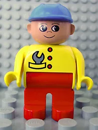 Duplo-figuur, mannelijk, rode benen, geel bovenstuk met moersleutel in zak, blauwe bouwhelm