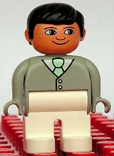 Duplo-Figur, männlich, weiße Beine, hellgraues Oberteil mit weißem Hemd und hellgrüner Krawatte, schwarze Haare (75181)