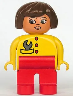 Figurine Duplo, femme, jambes rouges, haut jaune à boutons rouges et clé à molette dans la poche, cheveux bruns, nez retroussé.