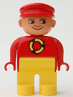 Duplo-figuurtje, mannelijk, gele benen, rood bovenstuk met recyclinglogo, rode pet, naar beneden gebogen neus
