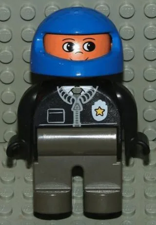 Duplo-Figur, männlicher Polizist, dunkelgraue Beine, schwarzes Oberteil mit Reißverschluss, Krawatte und Dienstmarke, blauer Rennhelm