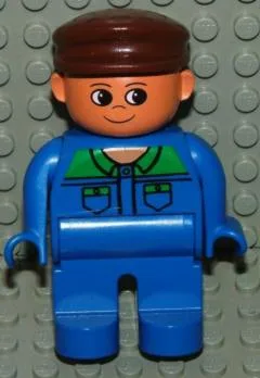 Duplo-Figur, männlich, blaue Beine, blaues Oberteil mit grünem Kragen und Taschenlaschen, braune Mütze