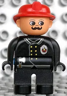 Figurine Duplo, pompier (homme), jambes noires, haut noir avec logo flamme, casque de pompier rouge, moustache (4171016)