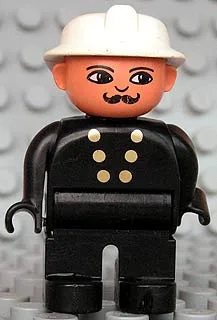 Duplo-Figur, männlicher Feuerwehrmann, schwarze Beine, schwarzes Oberteil mit 6 goldenen Knöpfen, weißer Feuerwehrhelm, Schnurrbart