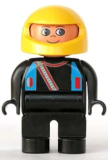 Duplo-Figur, männlich, schwarze Beine, schwarzes Oberteil mit blauen Trägern und diagonalem Rennfahrer-Reißverschluss, gelber Rennhelm