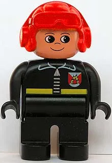 Duplo-Figur, männlicher Feuerwehrmann, schwarze Beine, schwarzes Oberteil mit Feuerwehrlogo und Reißverschluss, roter Fliegerhelm