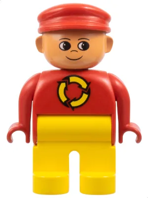 Duplo-Figur, männlich, gelbe Beine, rotes Oberteil mit Recycling-Logo, rote Kappe, Stupsnase