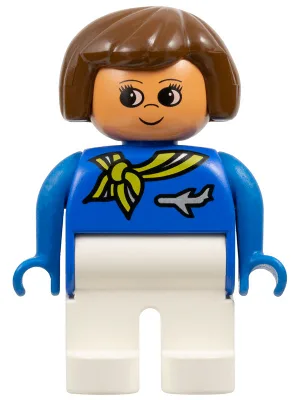 Figurine Duplo, hôtesse de l'air - Femme, jambes blanches, haut bleu avec écharpe à rayures et motif d'avion à réaction, cheveux bruns, tête couleur nougat avec sourire et nez retroussé (75515)