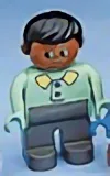 Duplo-figuur, mannelijk, donkergrijze benen, lichtgroen bovenstuk met 2 knopen en kraag, zwart haar (75691)