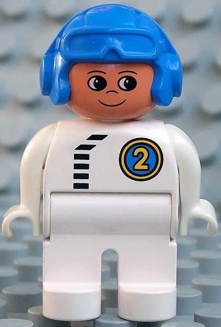Duplo Figur, männlich, weiße Beine, weißes Oberteil mit schwarzem Reißverschluss und Rennfahrer Nr. 2, blauer Fliegerhelm (75716)