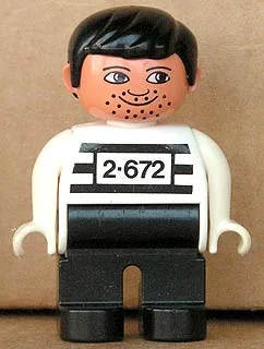 Duplo-Figur, männlich, schwarze Beine, weißes Oberteil mit der Nummer 2-672 auf der Brust, schwarze Haare, weiße Hände, Stoppelbart, Schnurrbartstoppeln (Jailbreak Joe)