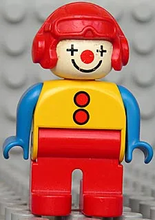 Duplo-figuur, mannelijke clown, rode benen, geel bovenstuk met 2 knopen, blauwe armen, rode pilotenhelm