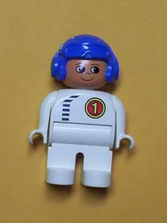 Duplo Figur, männlich, weiße Beine, weißes Oberteil mit schwarzem Reißverschluss und Rennfahrer Nr. 1, blauer Fliegerhelm (75715)