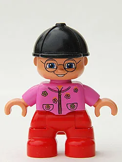 Duplo Figur Lego Ville, Mädchen, rote Beine, dunkelrosa Oberteil mit Blumenmuster, schwarzer Reithelm, Brille