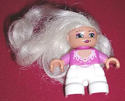 Duplo-figuurtje Lego Ville, meisje, witte benen, donkerroze top met witte kanten halslijn, blond haar (prinses)
