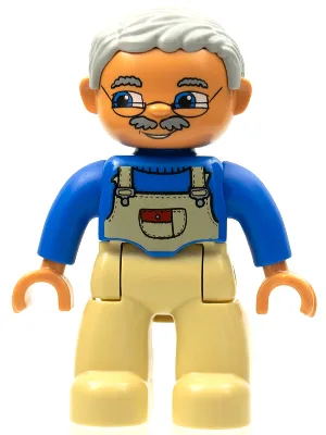 Duplo-Figur Lego Ville, männlich, hellbraune Beine, blaues Oberteil mit hellbrauner Latzhose, Brille, hellblaugraues Haar