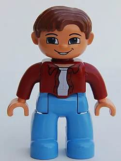 Duplo Figur Lego Ville, männlich, mittelblaue Beine, dunkelrotes Oberteil, rotbraunes Haar, blaue Augen