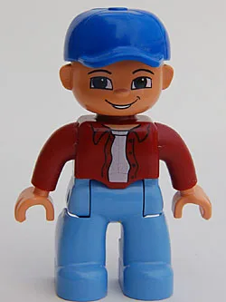 Duplo Figur Lego Ville, männlich, mittelblaue Beine, dunkelrotes Oberteil, blaue Baseballkappe