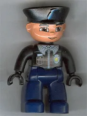 Lego Ville Duplo-Figur, männlicher Polizist, dunkelblaue Beine, schwarzes Oberteil mit Abzeichen, schwarze Arme, schwarze Hände, schwarzer Hut