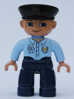 Duplo Figur Lego Ville, männlicher Polizist, schwarzer Hut, nougatfarbener Kopf und Hände, hellblaues Hemd mit Abzeichen, dunkelblaue Beine