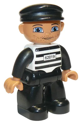 Duplo Figur Lego Ville, männlicher Gefangener, schwarze Mütze, hellnougatfarbener Kopf und Hände, schwarz-weiß gestreiftes Hemd mit der Aufschrift „62019“, schwarze Beine