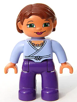 Duplo-figuurtje Lego Ville, vrouwelijk, donkerpaarse benen, lichtlila wikkelblouse met ketting, nougatkleurige handen, roodbruin haar, groene ogen
