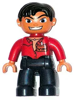 Figurine Duplo Lego Ville, homme, jambes bleu foncé, haut rouge à col ouvert, cheveux noirs, badge VIP
