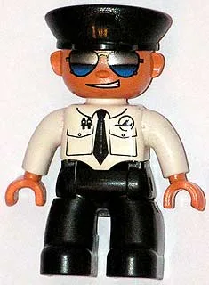 Duplo Figur Lego Ville, männlicher Pilot, schwarze Beine, weißes Oberteil mit Flugzeuglogo und schwarzer Krawatte, Polizeimütze, Sonnenbrille