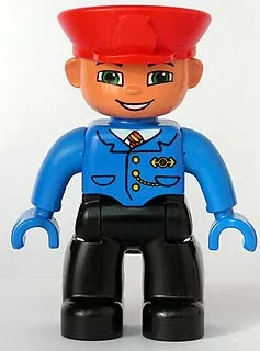 Duplo Figur Lego Ville, männlicher Zugführer, schwarze Beine, blaue Jacke mit Krawatte, blaue Hände, roter Hut, lächelnd mit Zähnen