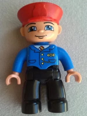 Duplo Figur Lego Ville, männlicher Zugführer, roter Hut, Lächeln mit geschlossenem Mund, blaue Jacke mit gelb-roter Krawatte, schwarze Beine
