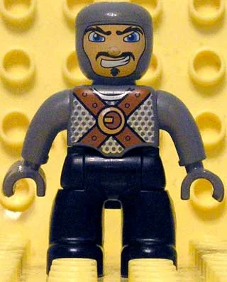 Duplo-figuur Lego Ville, mannelijk kasteel, zwarte benen, donkerblauwgrijze borst met bruine riemen, donkerblauwgrijze armen, donkerblauwgrijze handen