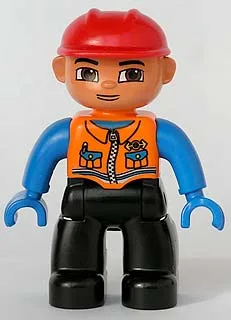 Duplo Figur Lego Ville, männlich, schwarze Beine, orange Weste mit zwei Taschen und Stift, blaue Hände, roter Bauarbeiterhelm (Lokomotivführer)